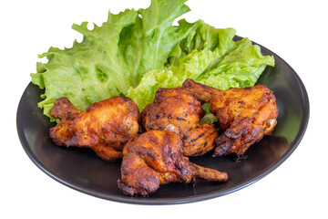 pilons de poulet dans une assiette, isolés sur un fond blanc