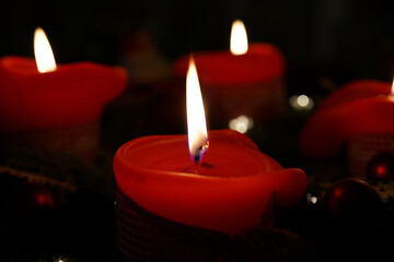 Rote Kerzen in stimmungsvoller Atmosphäre