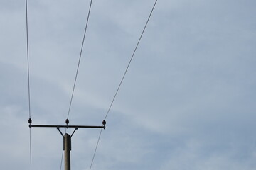 Stromleitung mit Strom-Mast