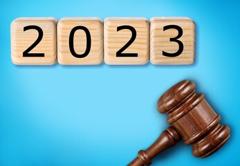 Wooden gavel with 2023 numbers on cubes.