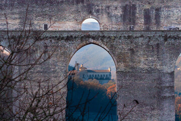 Ponte delle torri a Spoleto con vista della Basilica di San Salvatore