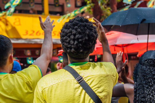 Torcedores brasileiros assistindo ao jogo do Brasil na Copa do Mundo 2022 na pra&ccedil;a da Savassi em Belo Horizonte