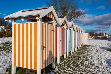 Naklejka premium Kiel, 8. Dezember 2022, der erste Schnee diesen Jahres ist gefallen. Winterliche Impressionen in der Innenstadt, dem Hiroshimapark und dem Hafengebiet