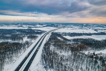 Autostrada A1 na Śląsku w Polsce zimą z lotu ptaka, ostatni węzeł komunikacyjny w Polsce w Gorzyczkach - obrazy, fototapety, plakaty