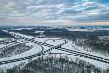 Autostrada A1 na Śląsku w Polsce zimą z lotu ptaka, ostatni węzeł komunikacyjny w Polsce w Gorzyczkach
