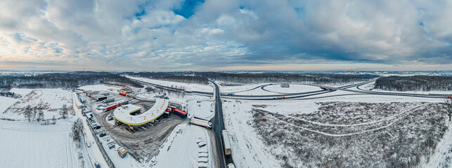 Autostrada A1 na Śląsku w Polsce zimą z lotu ptaka, ostatni węzeł komunikacyjny w Polsce w Gorzyczkach - obrazy, fototapety, plakaty