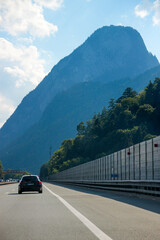 Auto Fahrt in den Uraub, A12 Richtung Innsbruck Inntal Autobahn Blick auf den Pendling an einem...