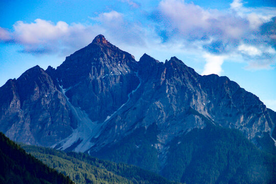 Serles-Massiv Waldrastspitze gesehen von der Autobahn mit blauen Himmel und sch&ouml;nen Wolken