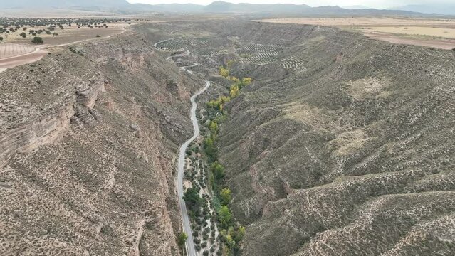 vista a&eacute;rea del ca&ntilde;&oacute;n del R&iacute;o Gor en el desierto de Gorafe, Espa&ntilde;a