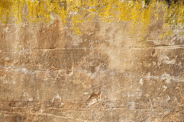 Verwitterte Sandsteinmauer mit Flechten