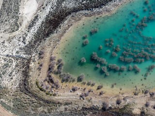 Aguas turquesas embalsadas