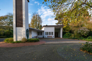 Kapelle mit großem Glockenturm auf einem Friedhof in Hamburg