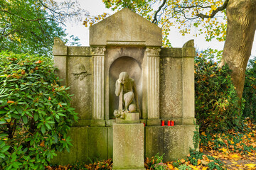 schönes altes Familiengrab auf einem Friedhof in Hamburg