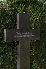 Bibelspruch auf einem Grabkreuz auf einem Friedhof in Hamburg