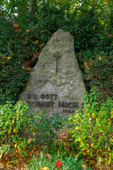 Findling als Grabstein mit Spruch auf einem Friedhof in Hamburg