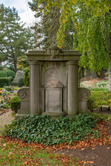 Obraz na płótnie Canvas Schönes altes Familiengrab mit zwei Säulen auf einem Friedhof in Hamburg