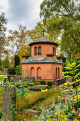 Seitenansicht eines alten Mausoleums  auf einem Friedhof in Hamburg