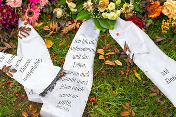schöne Sprüche auf Kranzschleifen  auf einem Friedhof in Hamburg