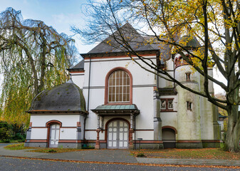 schöne alte Kapelle  auf einem Friedhof in Hamburg