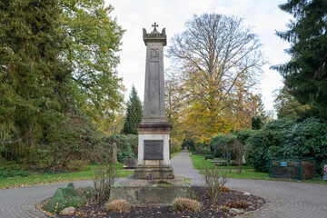 Gedenkstätte an einem Kreuzungspunkt  auf einem Friedhof in Hamburg