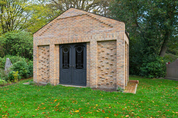 Moderne Art eines Mausoleums   auf einem Friedhof in Hamburg 