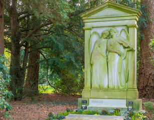 zwei große Engel mit einer Geige in einem Grabstein  auf einem Friedhof in Hamburg