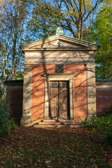 altes Mausoleum auf einem Friedhof in Hamburg