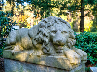 Liegender Löwe auf einem Friedhof in Hamburg