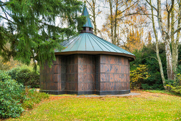 Mausoleum von der Rückseite auf einem Friedhof in Hamburg