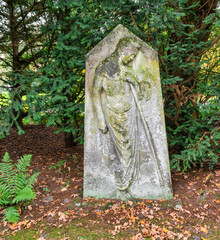 Antiker Grabstein mit Bildnis auf einem Friedhof in Hamburg