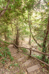 Escalera de la ruta de senderismo que sigues por las montañas del pueblo de Hosteles para ver las cascadas que hay por su rio.