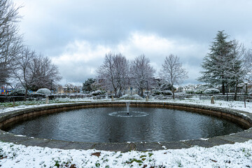 estanque con nieve invierno