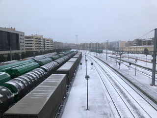 Fototapeta na wymiar estación de tren con nieve