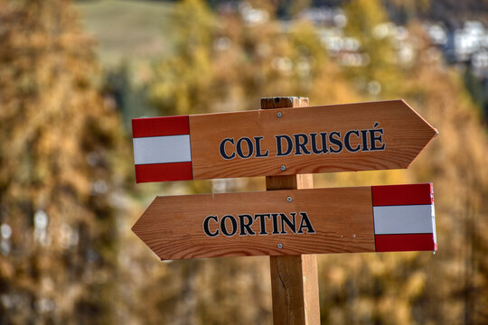 Wegweiser, Wanderweg, Col Druscie, Cortina, Cortina d&rsquo;Ampezzo, Richtung, Navigation, Pfeil, Pfeile, links, rechts, Markierung, Bergwandern, Weg, Wanderwegnetz, Sport, Entspannung, Holz, Holzpfeil, Pfl