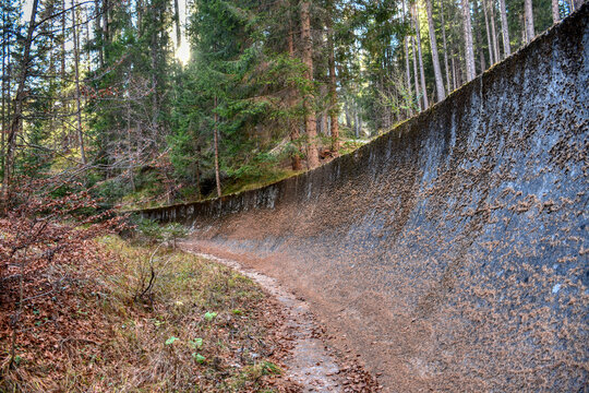 Cortina d&rsquo;Ampezzo, Bobbahn, Kunsteisbahn, James Bond, 007, Cortina, Bobsport, Skeleton, Weg, versandet, Eiskanal, Kanal, Beton, Spur, Kurve, Olympia, 1956, Pista olimpica Eugenio Monti, Bob, WM, Weltm