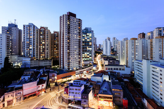 Anoitecer em bairro da Zona Norte de S&atilde;o Paulo, regi&otilde;es de Santana e Santa Teresinha, com vista para Alameda Afonso Schmidt e edif&iacute;cios residenciais do entorno.