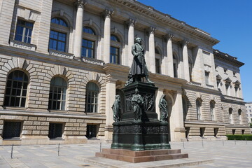 Fototapeta na wymiar Denkmal vor dem Abgeordnetenhaus in Berlin