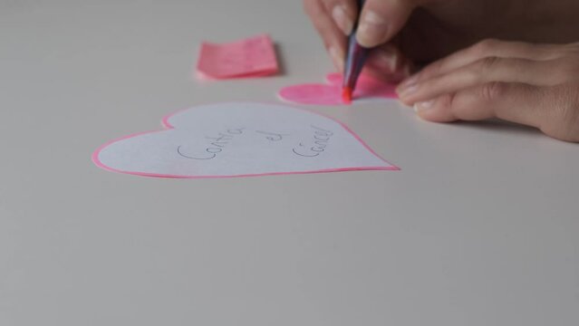 4k v&iacute;deo. Persona creando dise&ntilde;os artesanales para el d&iacute;a contra el c&aacute;ncer