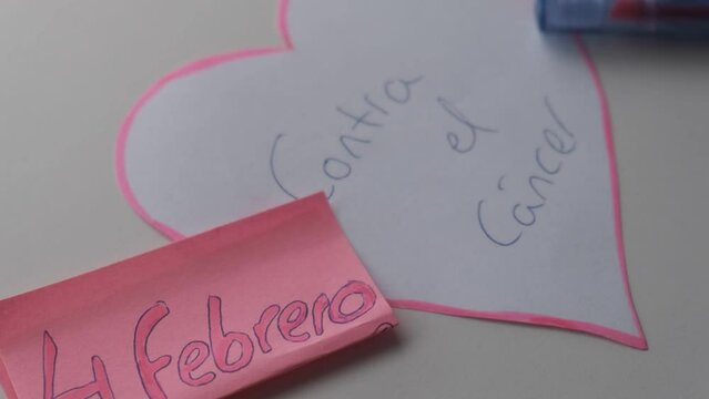4k v&iacute;deo. Dise&ntilde;o artesanal infantil para el d&iacute;a contra el c&aacute;ncer en el proceso de fabricaci&oacute;n