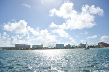 Naklejka premium Azure blue waters of Aruba coastline, Caribbean sea 2022. 