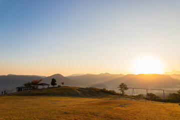 Obraz premium 山頂の朝日（大分県玖珠町）