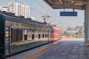 Obraz premium Train stands by the platform before departure.