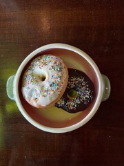 Donas de chocolate, crema y chips en un plato sobre una mesa