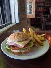 Plato de hamburguesa con papas fritas. Gourmet