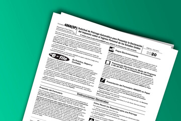 Obraz premium Form 4868 (SP) documentation published IRS USA 44531. American tax document on colored