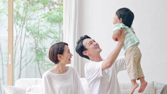 笑顔の幼児と両親　ファミリーイメージ
