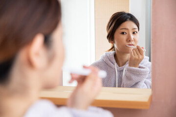 歯磨きをする女性　dentifrice