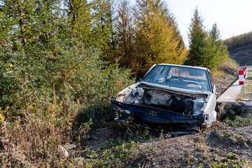 Fototapeta na wymiar An old car was abandoned onroadside