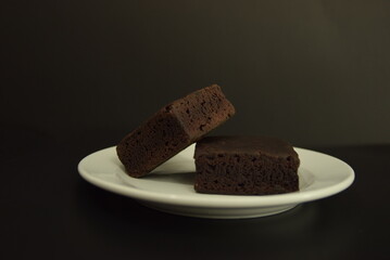 Brownie de chocolate en plato blanco