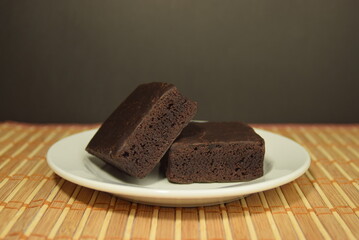 Brownie de chocolate en plato blanco